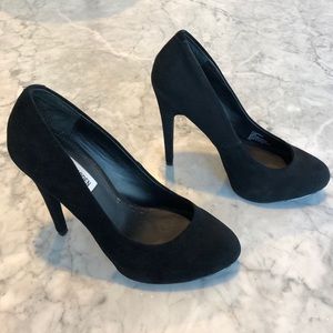 Steve Madden Black Suede Pumps